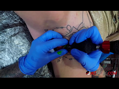 ❤️ Extreem getatoeëerde hottie Sully Savage kreeg een tatoeage op haar clitoris ️❌ Harde porno at nl.marketapp.top ️❤